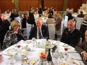 Susan Hodgett (links), David Staines (Mitte) und Wolfgang Klooß (rechts) beim festlichen Bankett