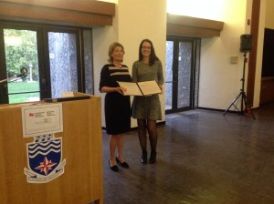 Die Präsidentin der GKS, Prof. Dr. Caroline Rosenthal (links) mit der Gewinnerin des Best Doctoral Thesis Award Stefanie Fritzenkötter